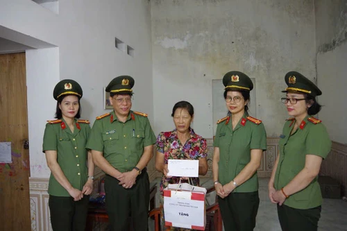 Phòng Kỹ thuật Nghiệp vụ CATP Hà Nội: Thăm và tặng quà phụ nữ có hoàn cảnh khó khăn