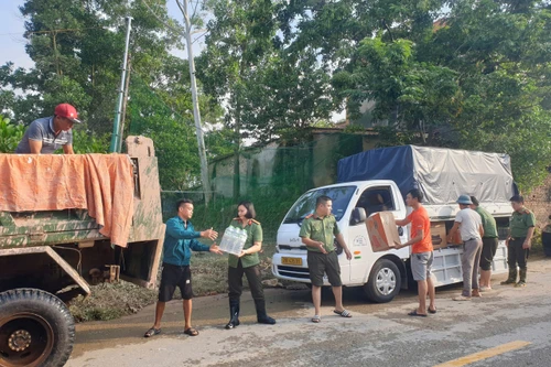 Chung tay sẻ chia cùng đồng bào vùng lũ ở Trung Giã và Thư Lâm