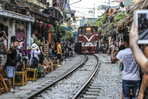 Sở Du lịch Hà Nội: Yêu cầu các công ty lữ hành không tổ chức tour đưa khách đến "cà phê đường tàu"