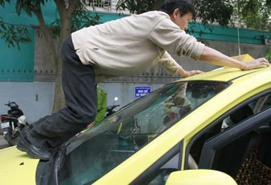 Mâu thuẫn chuyện an táng mẹ, bốc mộ bố, em gái hất anh trai lên nóc capô