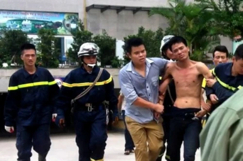 Nam thanh niên vắt vẻo trên… cửa sổ tầng 21 vì tưởng bị bắn