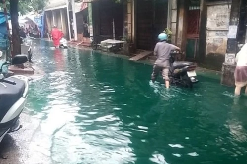 Rõ "thủ phạm" gây biến đổi màu nước ngập trên phố Tam Trinh