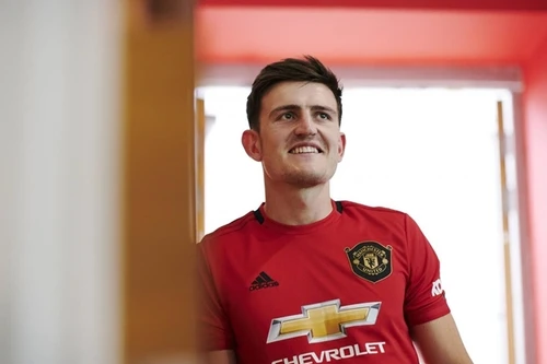 [ẢNH] Harry Maguire phấn khởi khoác lên mình màu áo M.U