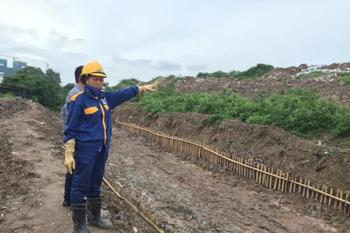 Sống mòn bên núi đất thải