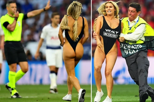 [ẢNH] Người mẫu khiêu dâm lao xuống sân làm loạn trận chung kết C1