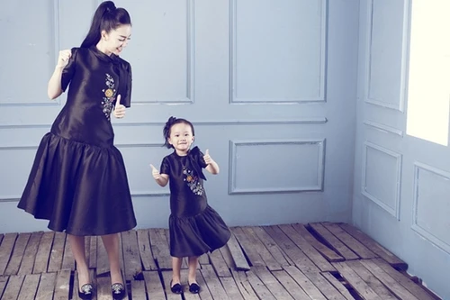 Linh Nga và con gái diện đồ đôi cùng nhau 