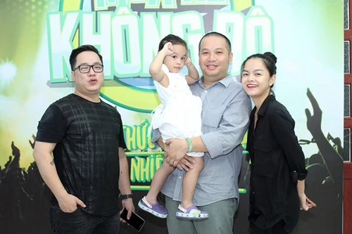 Con gái Phạm Quỳnh Anh theo mẹ ra Nha Trang làm chương trình