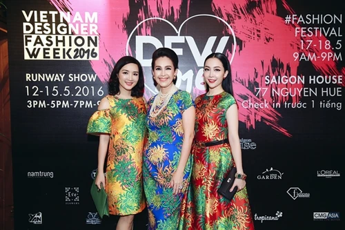 Diễn viên múa Linh Nga tiếp tục "lăng xê" họa tiết hoa cúc trên trang phục 