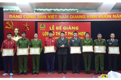 Bế giảng lớp võ thuật phức hợp cho các đơn vị chiến đấu trong CAND