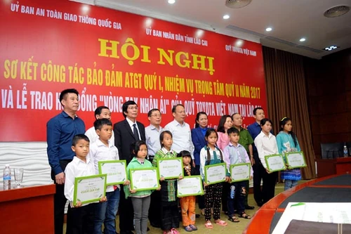 Trao học bổng 405 triệu đồng cho con cái nạn nhân tử vong vì TNGT