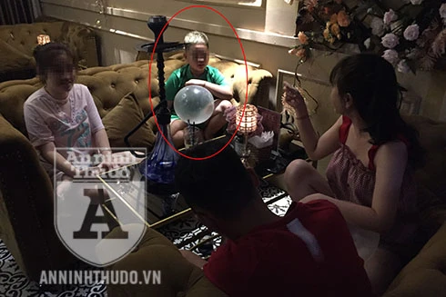 [Ảnh] Sốc hình ảnh học sinh lớp 5 hít "bóng cười"