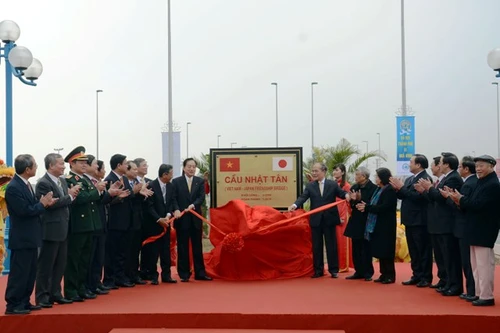 Cầu Nhật Tân chính thức thông xe