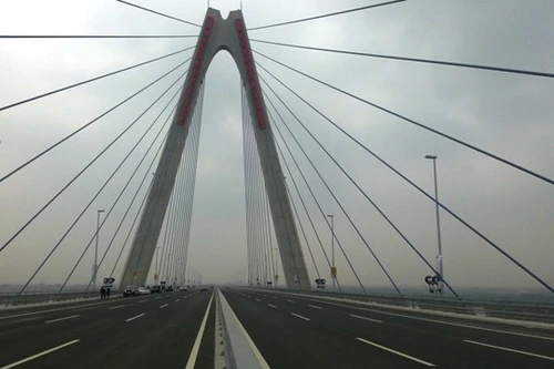 Cấm người đi bộ trên cầu Nhật Tân