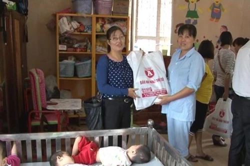 Báo ANTĐ tặng quà người già và trẻ tàn tật Thụy An - Ba Vì