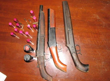 Ngang nhiên xông vào nhà dân, bắn-chém loạn xạ