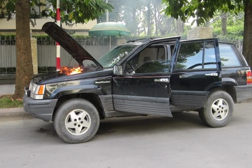 Ô tô đang chạy bỗng dưng bốc cháy