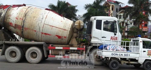 Xe bồn trộn bê tông “đè đầu” xe cảnh sát tuần tra