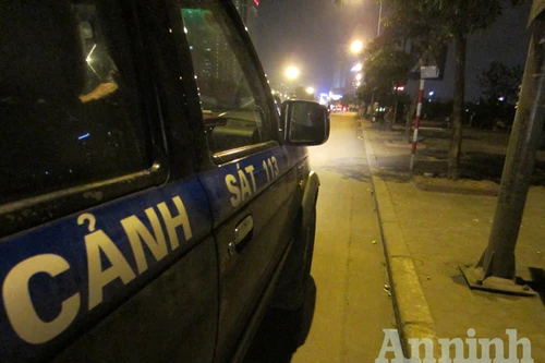 Dùng chai thủy tinh ném thẳng vào xe cảnh sát