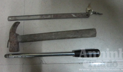 Thản nhiên đập trứng úp mì ăn uống, trước khi ra tay đạo chích