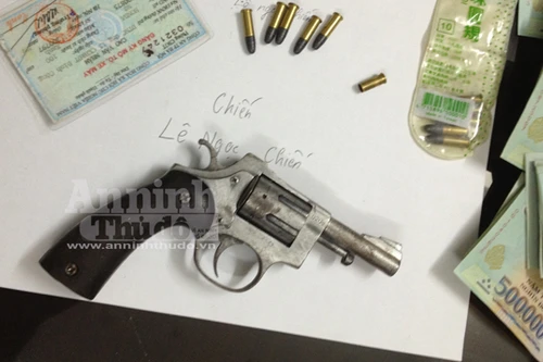 Đòi "thư giãn" không được, rút súng bắn chết nữ tiếp viên