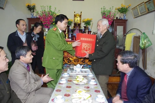 Giám đốc CATP thăm, chúc Tết gia đình chính sách, có hoàn cảnh khó khăn 