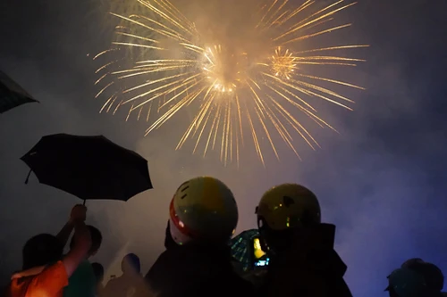 Hồ hởi đội mưa xem pháo hoa
