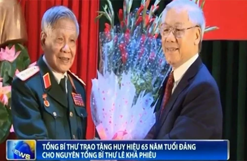 Trao tặng Huy hiệu 65 năm tuổi Đảng cho nguyên Tổng Bí thư Lê Khả Phiêu