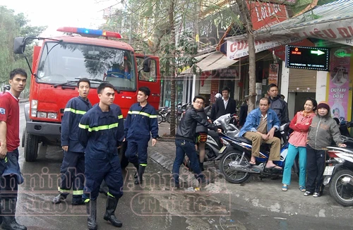 Chủ tịch phường lao vào đám cháy dập lửa