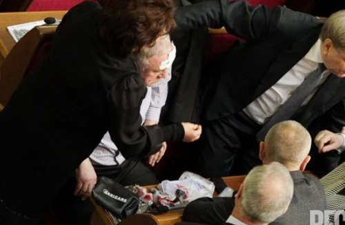 Thỏa thuận ngân sách bằng… nắm đấm