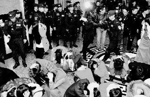 6.500 cảnh sát đột kích “thành phố sex”