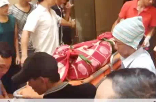 Video: Bảo vệ tử vong vì rơi tự do trong hố thang máy