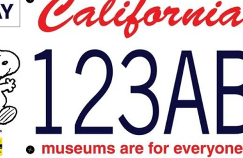 Biển ô tô có hình chú chó Snoopy