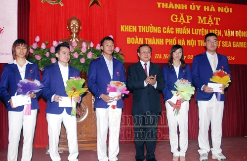 Khen thưởng HLV, VĐV Hà Nội đạt thành tích xuất sắc