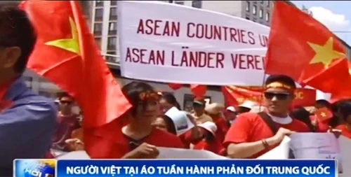 Người Việt tại Áo tuần hành phản đối Trung Quốc