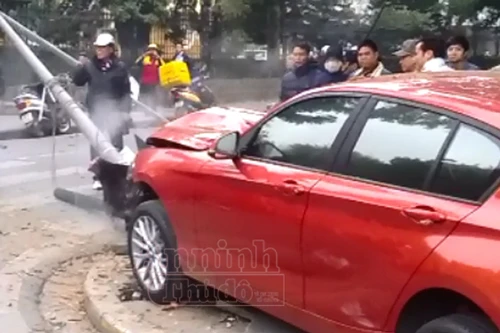 Nữ tài xế lái BMW đâm nát cột đèn