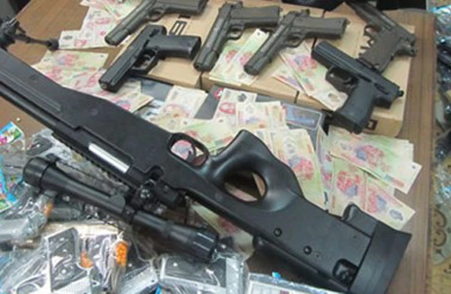 Xe tải chở gần 1.000 khẩu súng nhựa 