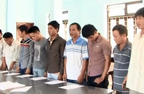 Xử phạt đối tượng cò mồi dẫn xe quá tải né trạm cân