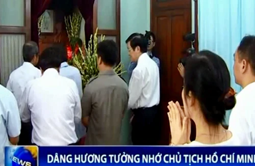Dâng hương tưởng nhớ Chủ tịch Hồ Chí Minh
