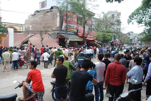 Trong tích tắc, cả ngôi nhà 3 tầng sụp đổ