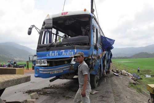 Lật xe khách, người thoát nạn, dê chết kẹt