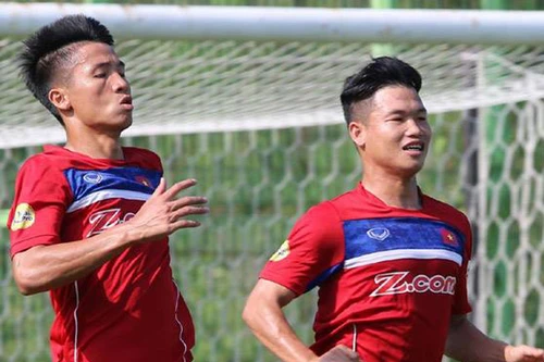 HLV Hữu Thắng cho học trò đua tốc độ, làm quen sân tập Mokpo