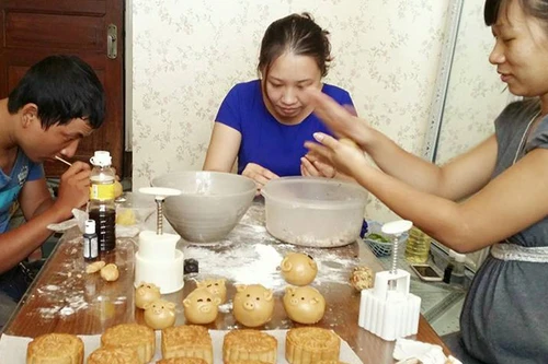 Bánh Trung thu tự làm: Đảm bảo vệ sinh, gắn kết tình thân