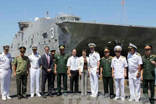 Hai tàu chiến hiện đại của Hải quân Hoa Kỳ cập cảng Tiên Sa 