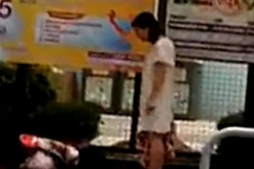 Quỳ lạy "mẹ hổ" giữa phố