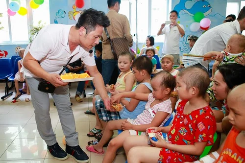 Bán điếu cày 15 triệu đồng, Bằng Kiều làm từ thiện