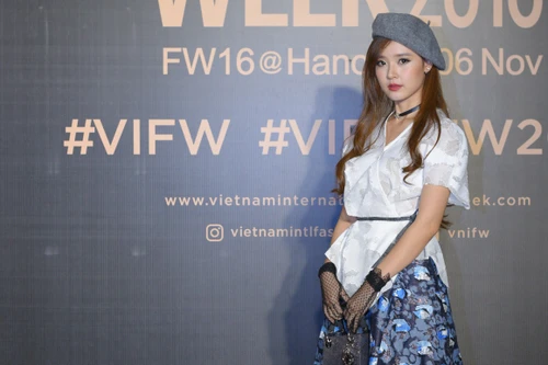 Midu diện túi hàng hiệu trị giá trăm triệu đồng lên thảm đỏ