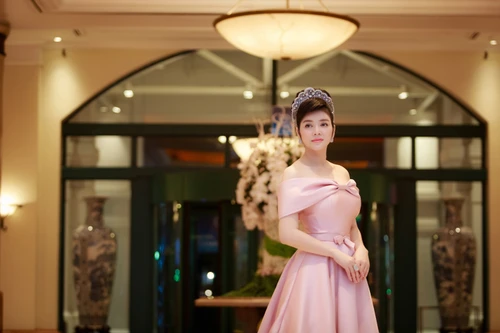 Lý Nhã Kỳ gây chú ý khi đội vương miện 21 cara lên thảm đỏ