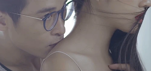 Hà Anh Tuấn hôn bạn gái khiến người hâm mộ xao xuyến