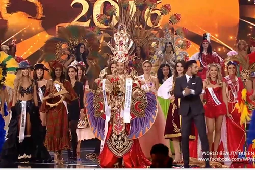 Khoảnh khắc đoạt giải của Khả Trang tại Hoa hậu Siêu quốc gia