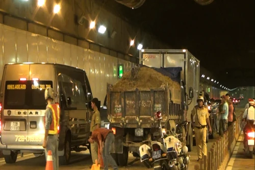 Tai nạn liên hoàn giữa 5 ô tô trong hầm vượt sông Sài Gòn